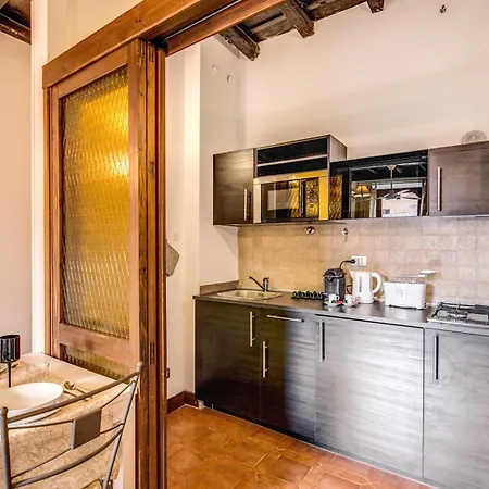 Elegant Behind The Colosseum Apartment