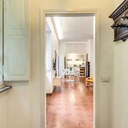 Elegant Behind The Colosseum Apartment *