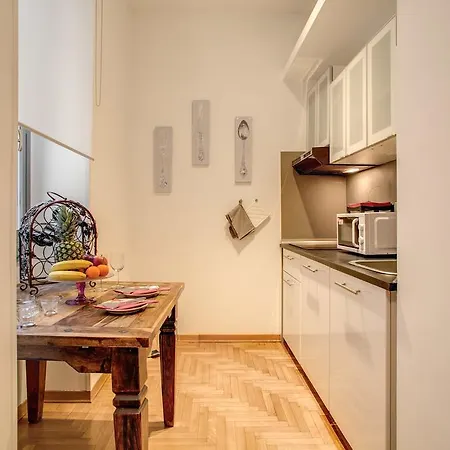 Elegant Behind The Colosseum Apartment *