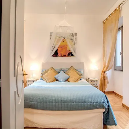 Elegant Behind The Colosseum Apartment *