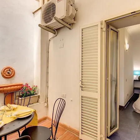 Elegant Behind The Colosseum Apartment