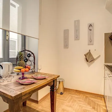 Elegant Behind The Colosseum Apartman