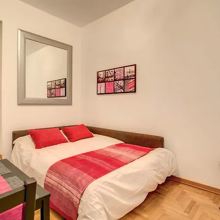 Elegant Behind The Colosseum Apartment *