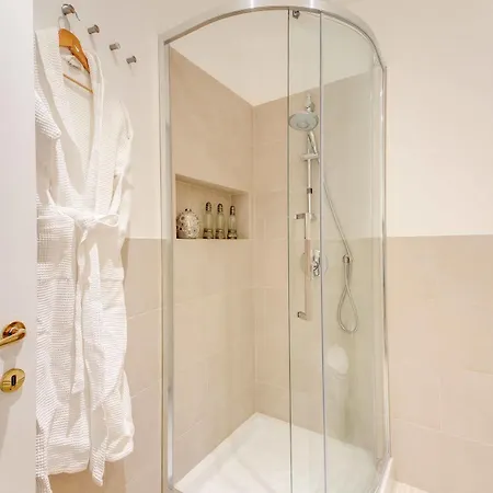 Elegant Behind The Colosseum * Róma