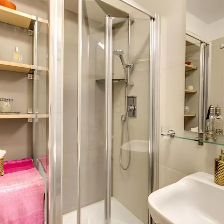 Elegant Behind The Colosseum Apartman