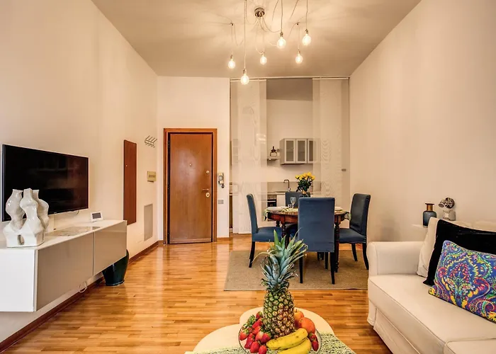 Elegant Behind The Colosseum דירה רומא