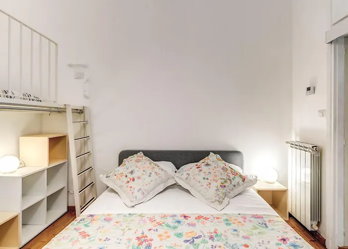 Elegant Behind The Colosseum רומא