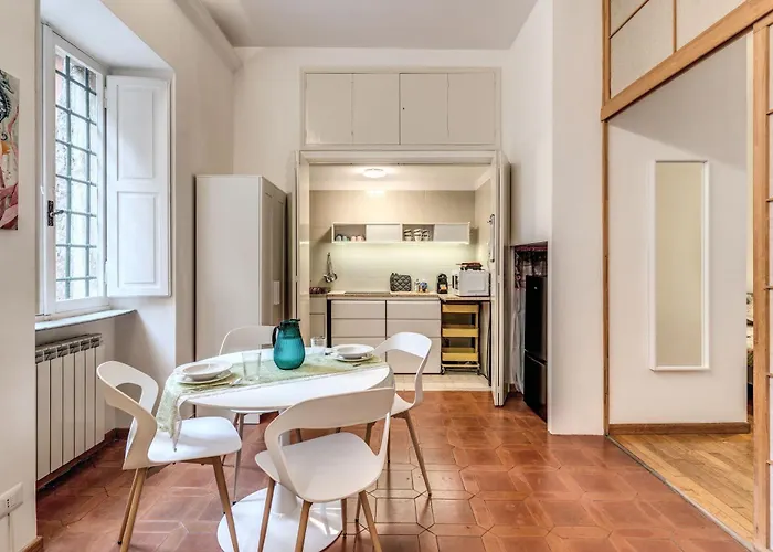 Elegant Behind The Colosseum דירה רומא