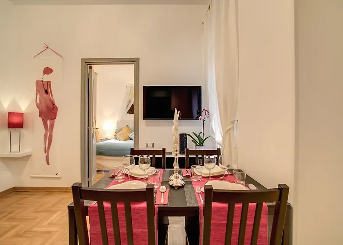 Elegant Behind The Colosseum רומא