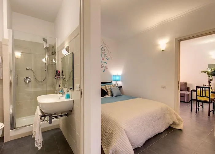 Elegant Behind The Colosseum רומא