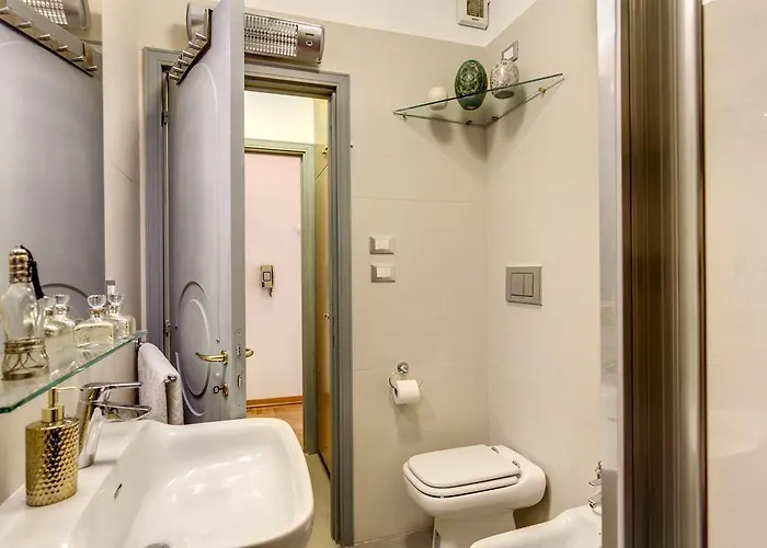 Elegant Behind The Colosseum רומא