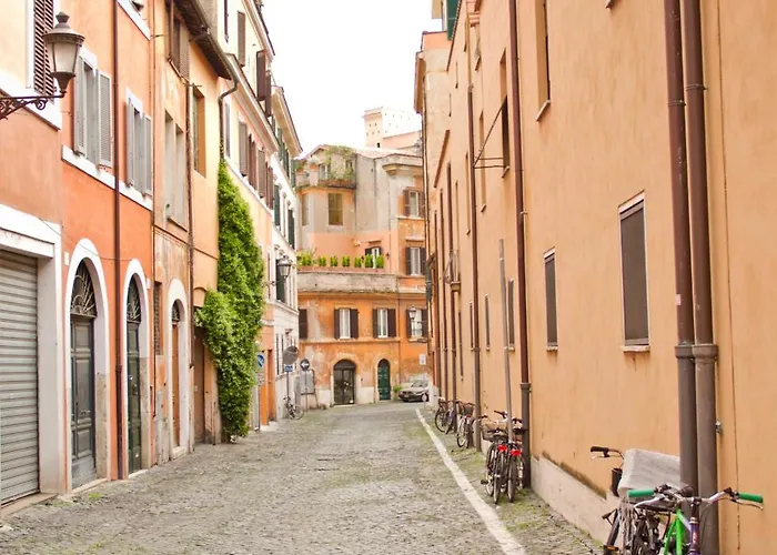 Elegant Behind The Colosseum רומא