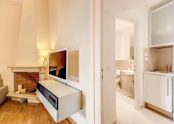 Elegant Behind The Colosseum דירה רומא