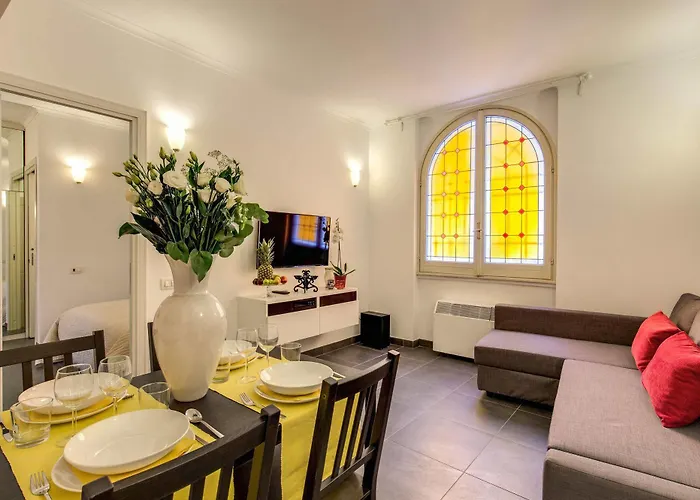 Elegant Behind The Colosseum דירה רומא